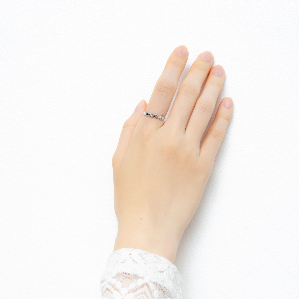 手に着けたダイヤモンドリング